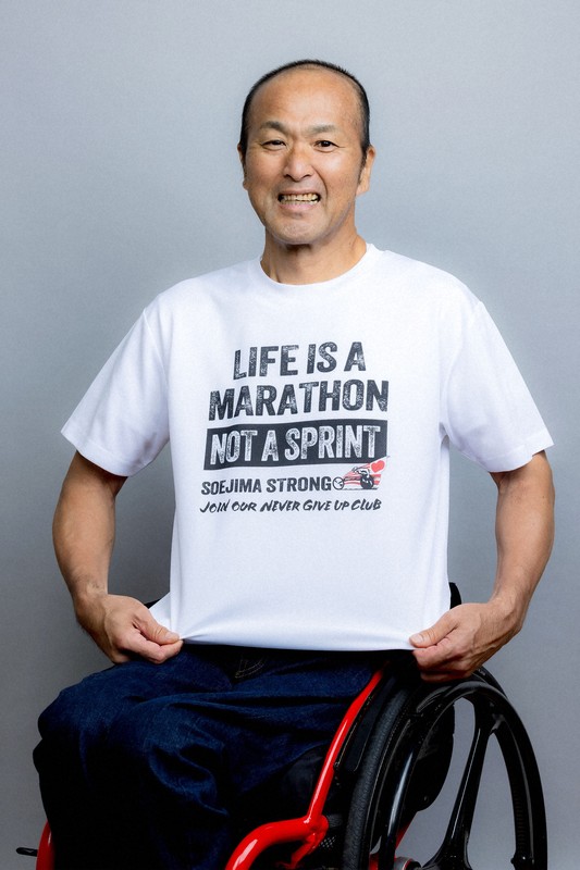 副島正純選手が着用する「SOEJIMA　STRONG」チャリティーTシャツ＝越智貴雄さん撮影