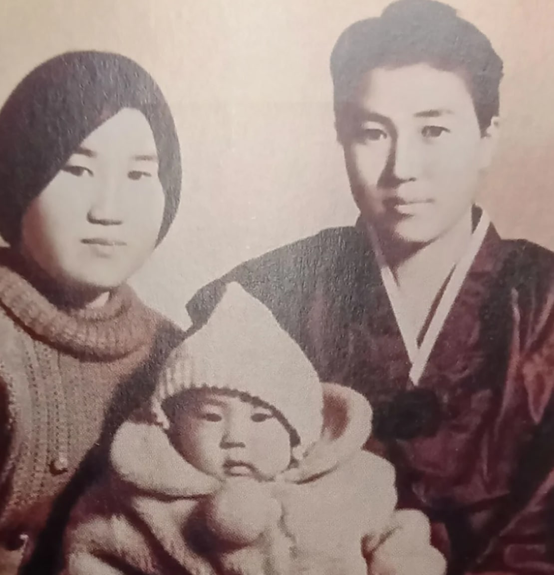 Bé gái biến mất khi mẹ đi chợ, 44 năm sau mới vỡ òa trong giây phút đoàn tụ