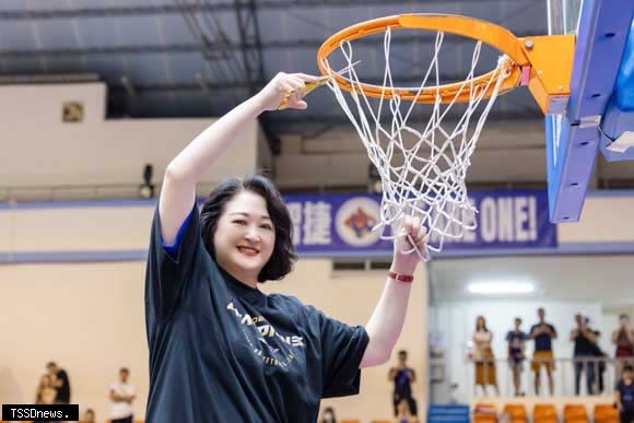 裕隆集團執行長嚴陳莉蓮捐贈1千萬予文大設立助學基金