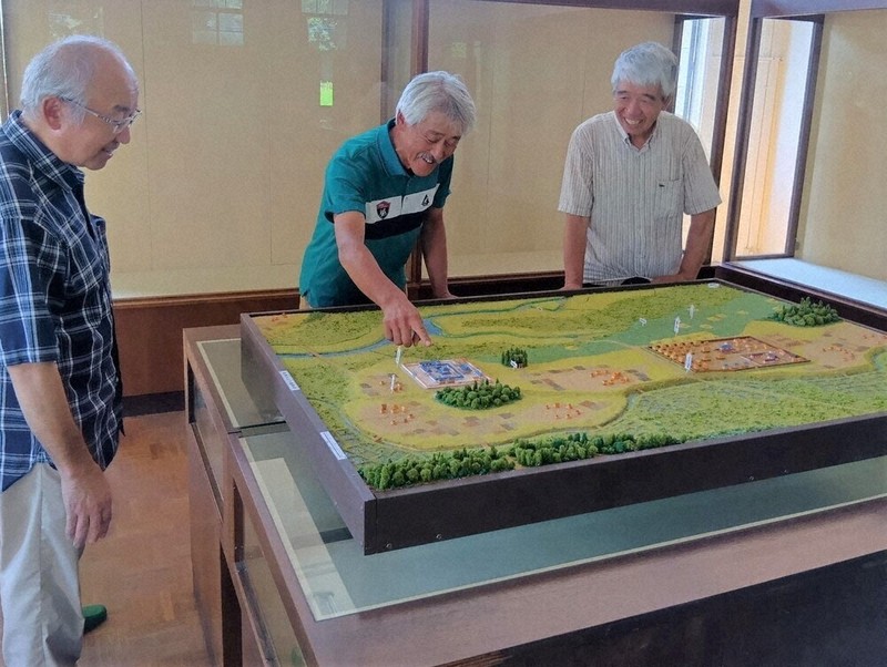 企画展に向けジオラマを配置する研究会のメンバーら（左から黒﨑さん、大塚さん、梁木さん）＝真岡市飯貝の大内資料館で2025年7月29日午後2時19分、有田浩子撮影