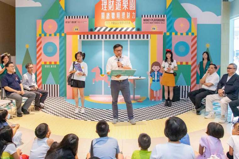 中信銀行獨立董事楊聲勇於「理財小劇場」扮演防詐守護神,藉由注意與忠實義務原則提醒小朋友「想要擁有守護財富的超能力,必須要分辨真假訊息,不要貪心,才不會讓壞人有機會騙走錢。」(圖/中信銀行提供)