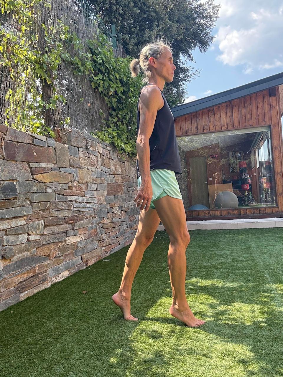Alicia García muestra como caminar en puntillas
