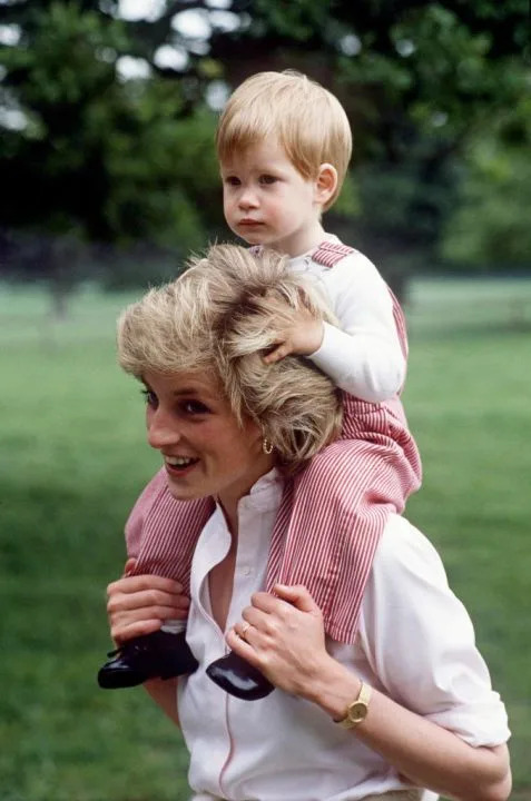 Diana with a young Harry on her shoulders