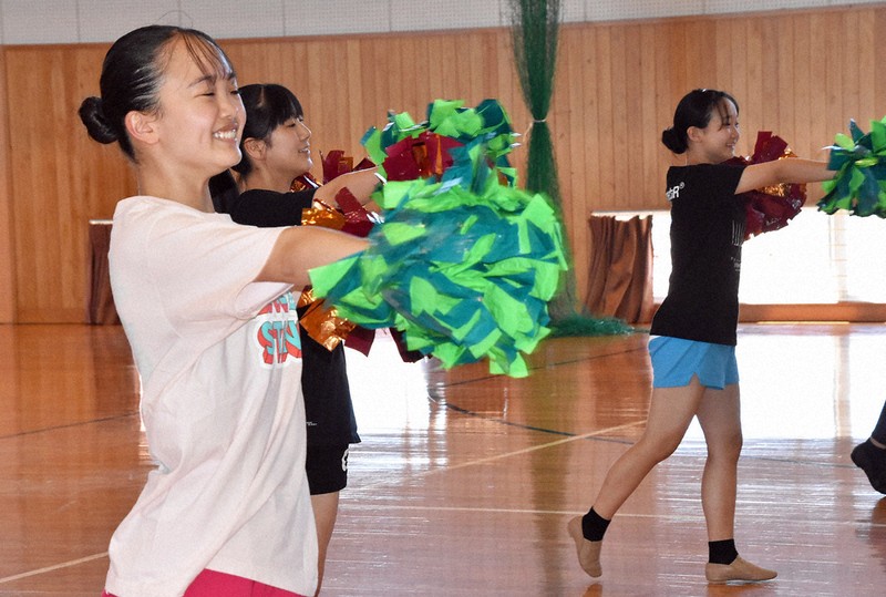 全国大会に向けて練習を続ける青豊高ダンス部員たち＝福岡県豊前市の市多目的文化交流センターで2025年7月30日午前9時52分、出来祥寿撮影