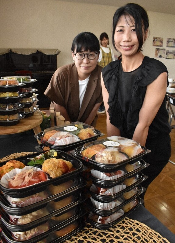 料理を準備して試食会に臨む岩道志織さん（右）と久保綾子さん（左）＝愛知県愛西市大野町の永和保育園で2025年7月11日、荒川基従撮影