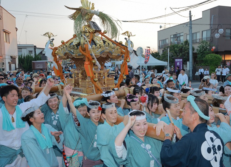 「女みこし」法被姿で威勢良く　千葉・匝瑳で夏を彩る祇園祭