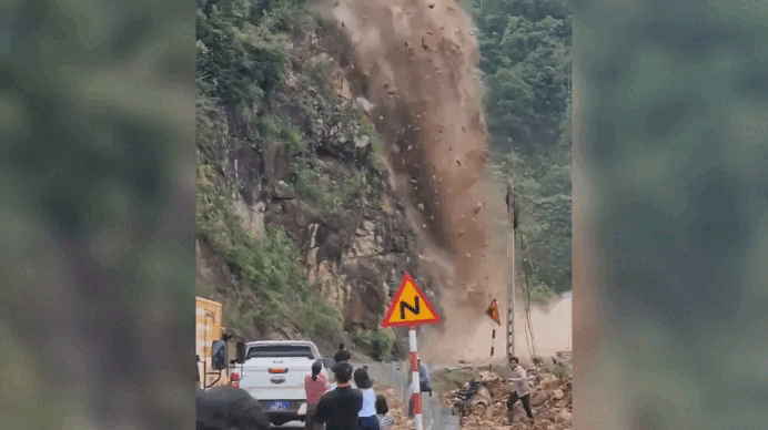 Khoảnh khắc hàng trăm m3 đất đá đổ ập xuống, người đi đường bỏ chạy tán loạn