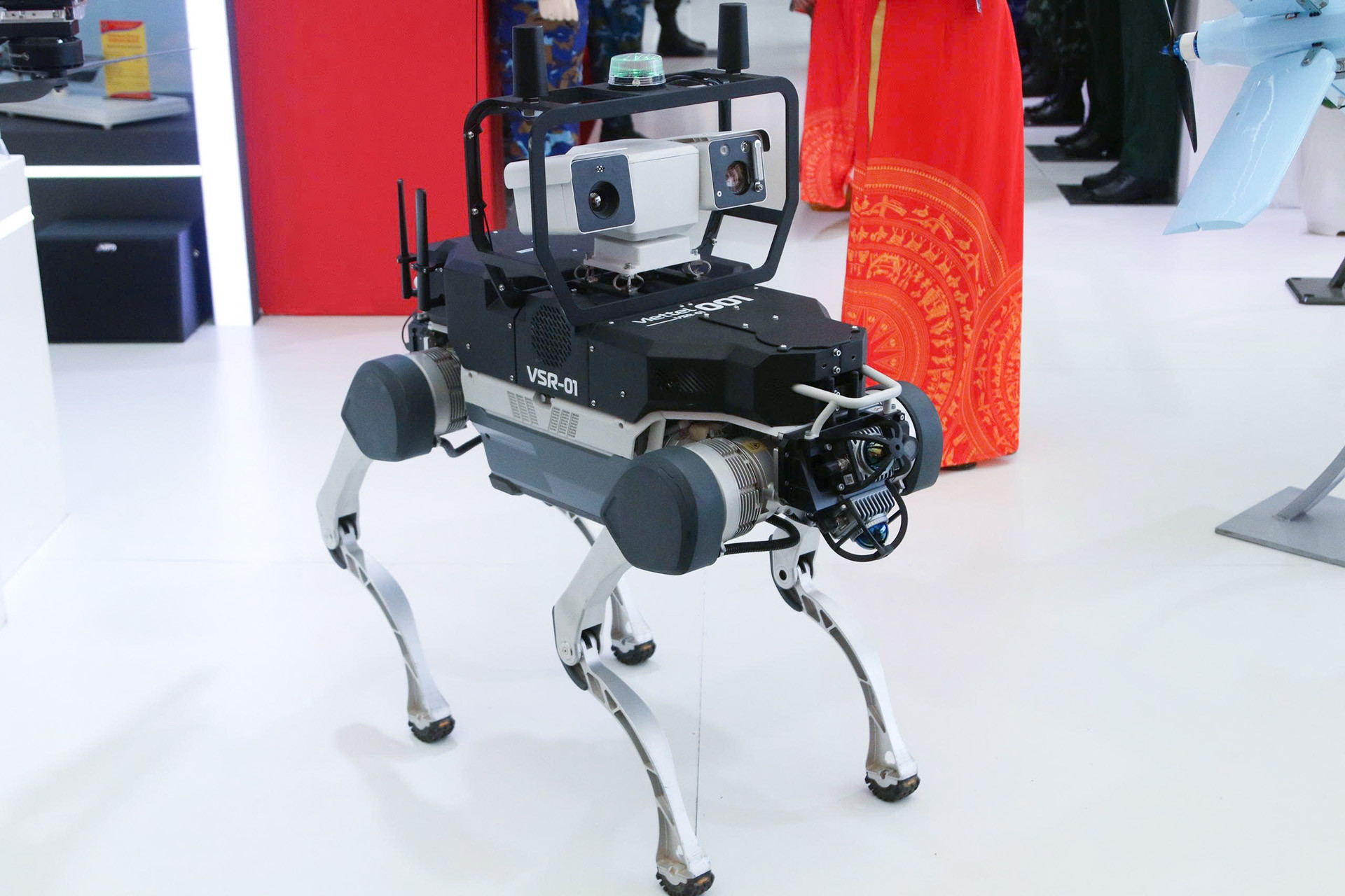 Robot chó tuần tra do Viettel nghiên cứu, phát triển lần đầu ra mắt