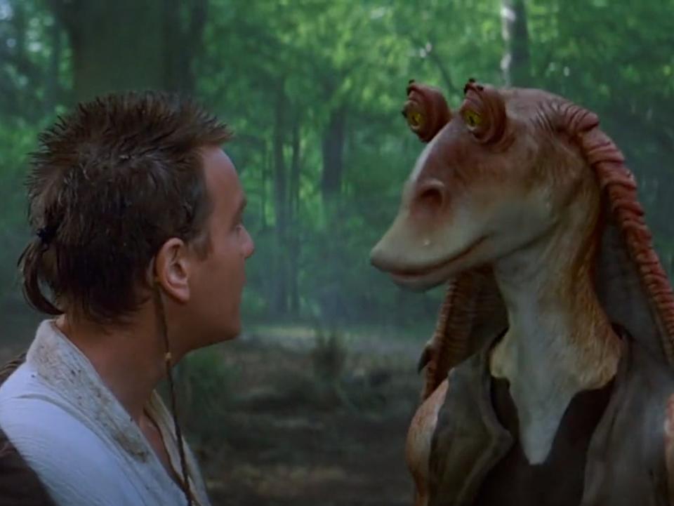 Obi-Wan Kenobi (Ewan McGregor) y Jar Jar Binks (Ahmed Best) en La amenaza fantasma (Lucasfilm)