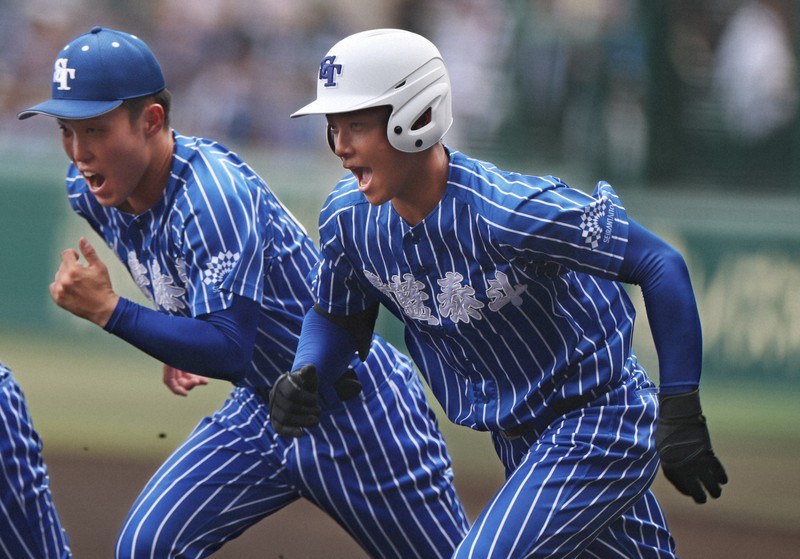 【青藍泰斗－佐賀北】佐賀北との試合に臨む青藍泰斗の佐川秀真（右）＝阪神甲子園球場で2025年8月9日、岩本一希撮影