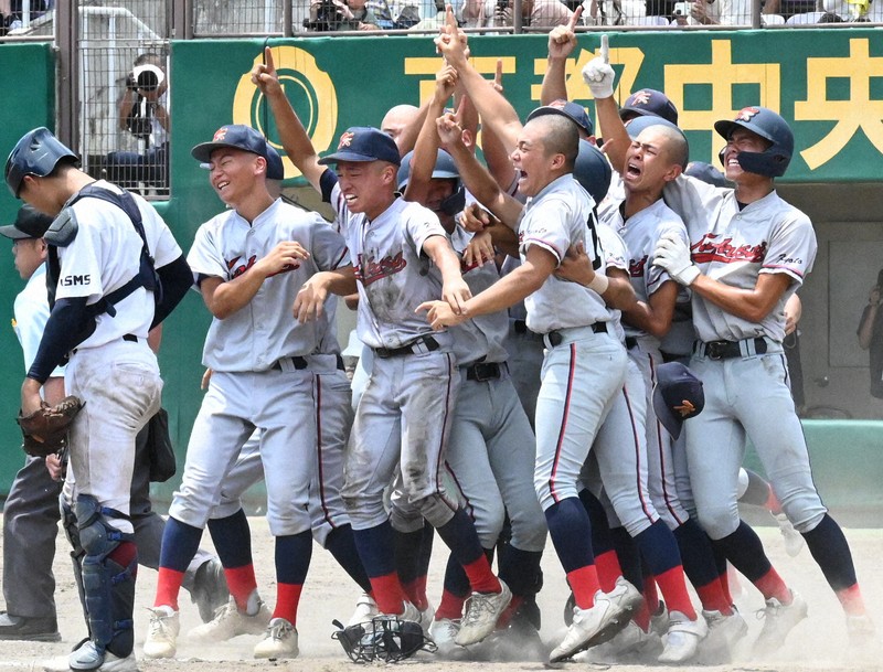 【鳥羽3－4京都国際】サヨナラ勝ちで優勝し、本塁付近に集まって喜ぶ京都国際の選手たち＝京都市右京区で2025年7月27日午後0時30分、資野亮太撮影