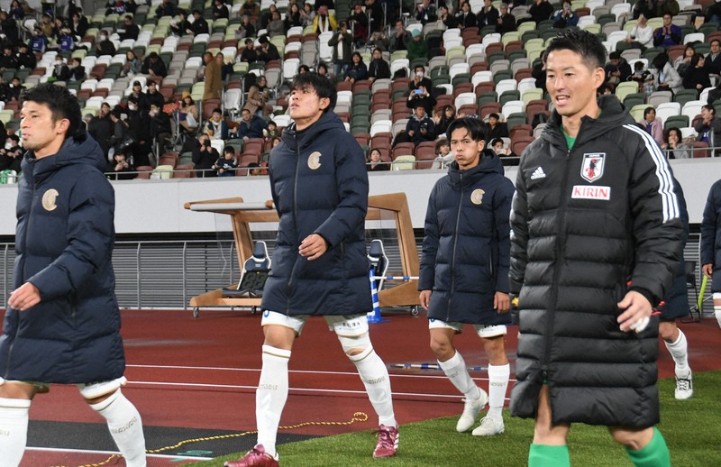 夢だった国立競技場のピッチに入場するデフサッカー日本代表の松元卓巳選手(右端)=東京・国立競技場で2025年4月2日午後6時52分、川村咲平撮影