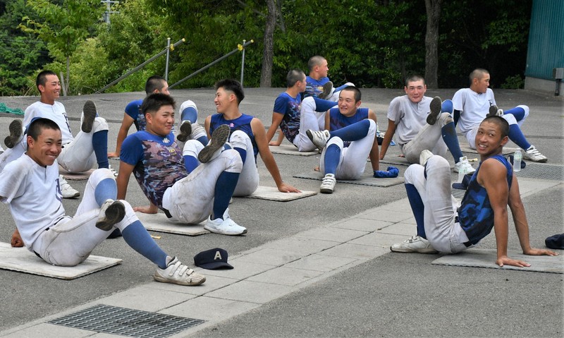 練習後、リラックスした表情でストレッチをする綾羽の選手たち＝滋賀県栗東市下戸山の野球部グラウンドで2025年8月5日午後0時1分、礒野健一撮影