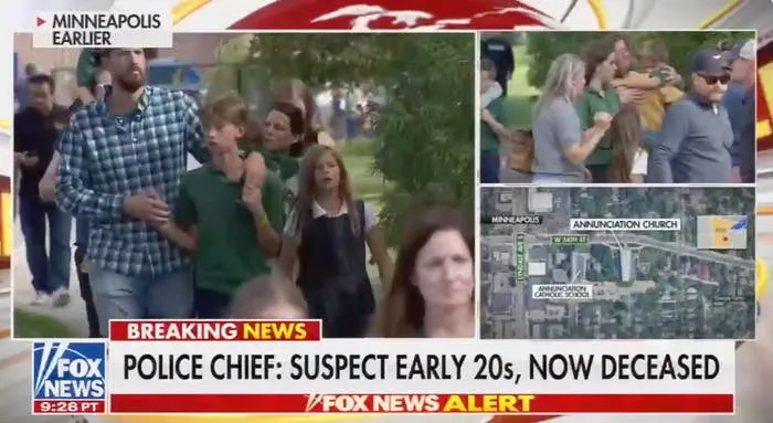 News alert on Minneapolis incident with map and crowd. Caption: "Police Chief: Suspect Early 20s, Now Deceased."