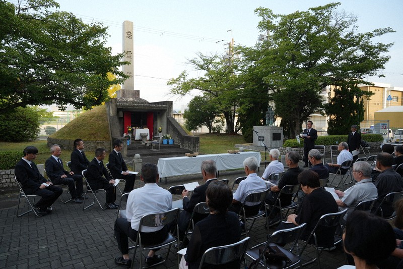 三宅町遺族会のメンバーらが集まり、忠霊塔の前で慰霊の式典が開かれた＝奈良県三宅町で2025年8月15日午前6時19分、矢追健介撮影