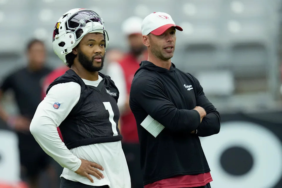 Arizona Cardinals head coach Jonathan Gannon, right, talks with Cardinals quarterback Kyler Murray (1) during practice at the team's NFL football training camp Sunday, July 27, 2025, in Glendale, Ariz. (AP Photo/Ross D. Franklin)