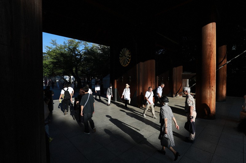 靖国神社を訪れる参拝者たち＝東京都千代田区で2025年8月15日午前6時51分、小出洋平撮影