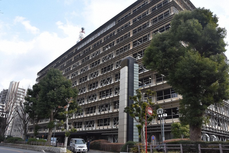 同じ団地の女性を鉄パイプで殴ったか　殺人未遂容疑で男性逮捕　埼玉