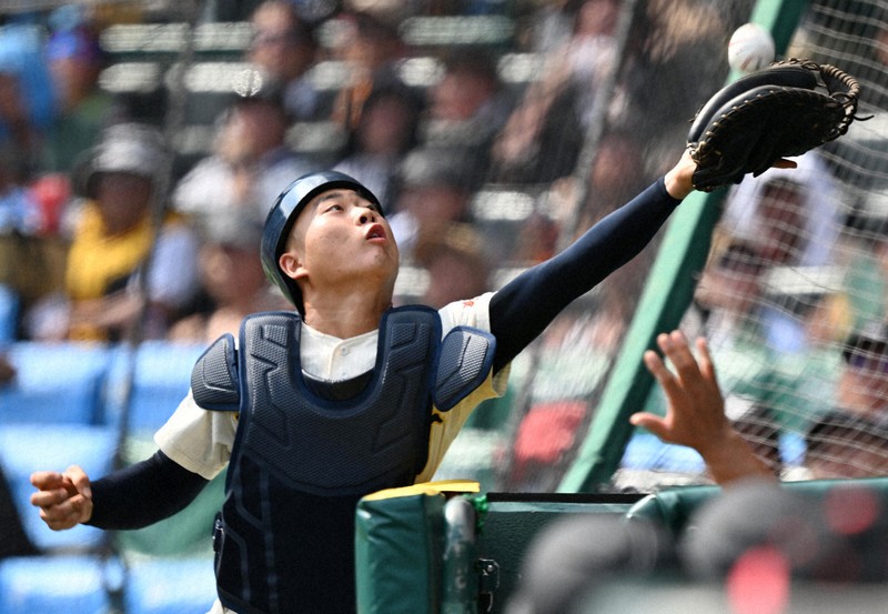 ダッグアウト飛び込み好捕　神村学園ビッグプレーに歓声　夏の甲子園