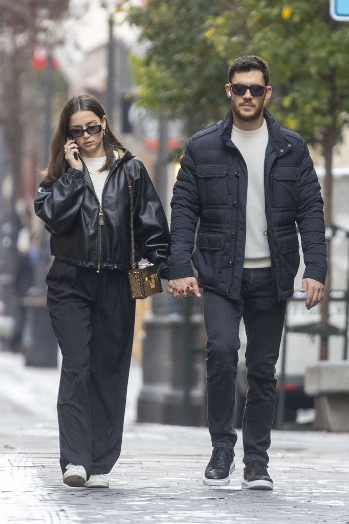 Ana de Armas camina de la mano de su novio, Manuel Anido Cuesta, en Madrid, en diciembre de 2024.