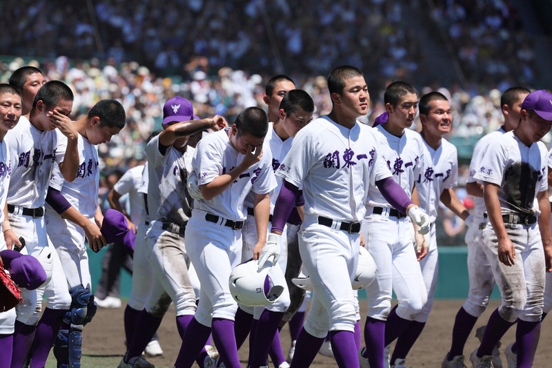 夏の甲子園決勝で京都国際に敗れ、応援席にあいさつに向かう関東一の選手たち＝阪神甲子園球場で2024年8月23日、吉田航太撮影