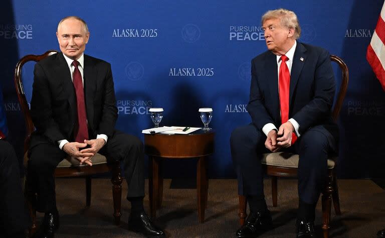 El presidente de Estados Unidos, Donald Trump, y el presidente de Rusia, Vladimir Putin, participan en una reunión, el 15 de agosto de 2025, en Alaska