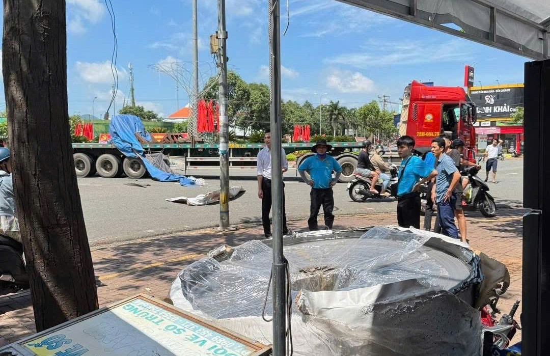 Hai cuộn thép hàng chục tấn rơi khỏi xe đầu kéo, đè bẹp xe máy ở TPHCM