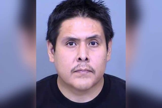 Padre deja a sus cuatro hijos muriendo de calor en el auto mientras va a una tienda porno