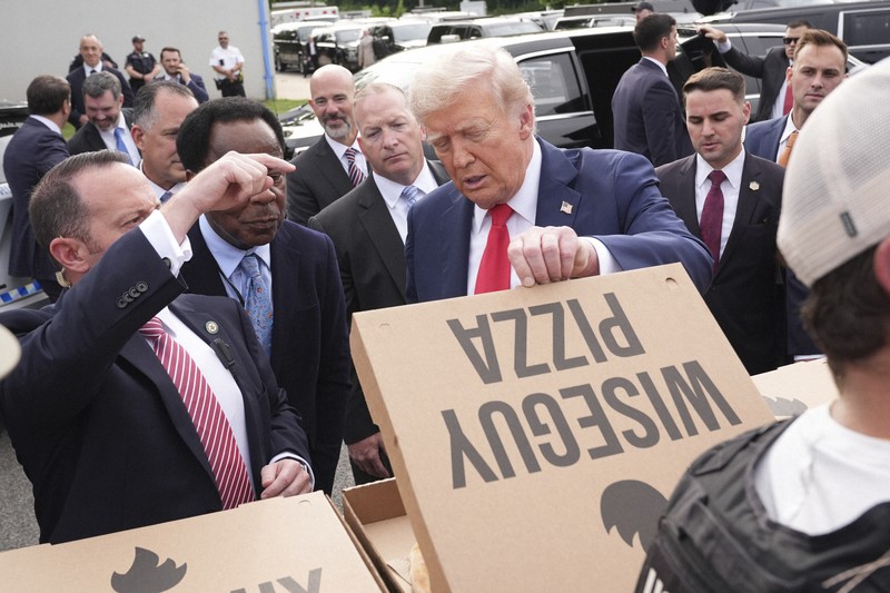 トランプ氏、ピザとハンバーガー振る舞う　首都に派遣の州兵を激励