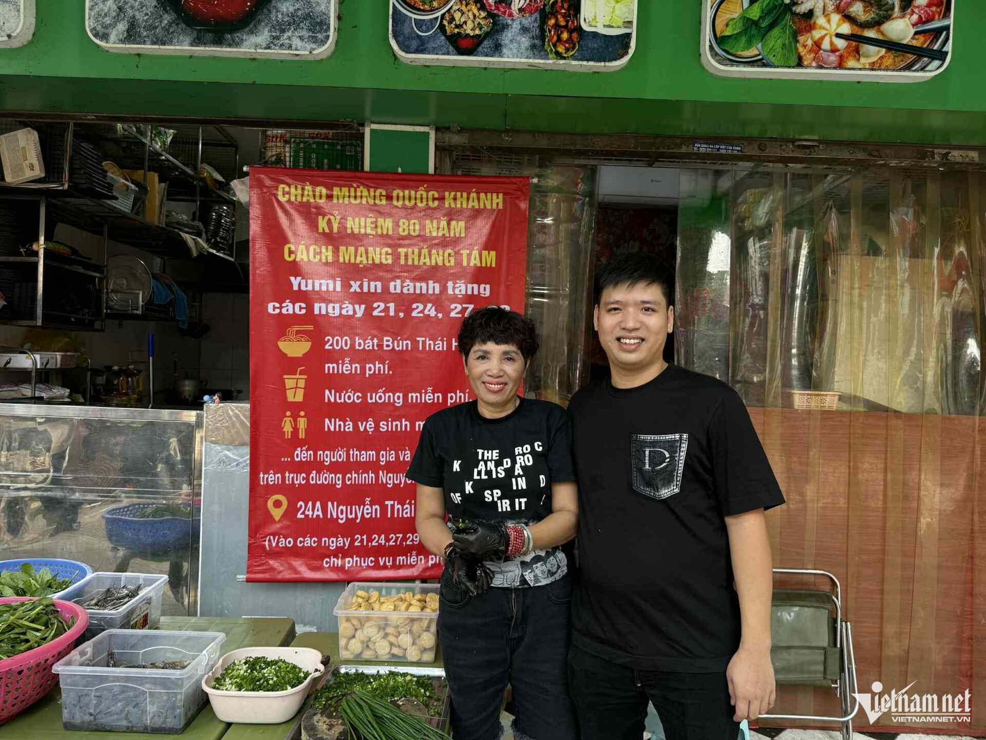 Gia đình Hà Nội nấu 200 bát bún hải sản dành tặng bà con xem duyệt diễu binh