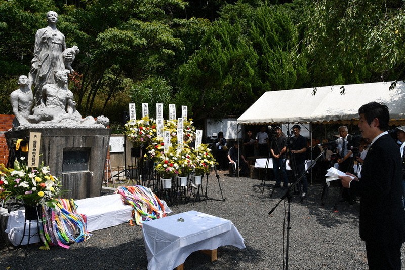 「恒久平和への一層の努力を誓う」と述べる鴨田秋津市長＝京都府舞鶴市佐波賀で2025年8月24日午前11時20分、塩田敏夫撮影