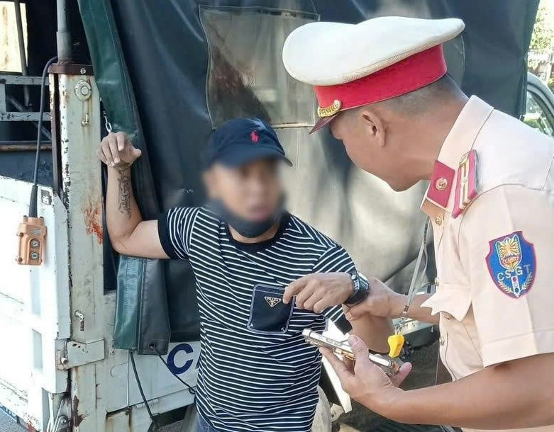 Nhanh trí cầu cứu CSGT, tài xế grab thoát hiểm trước vị khách 'ngáo đá'