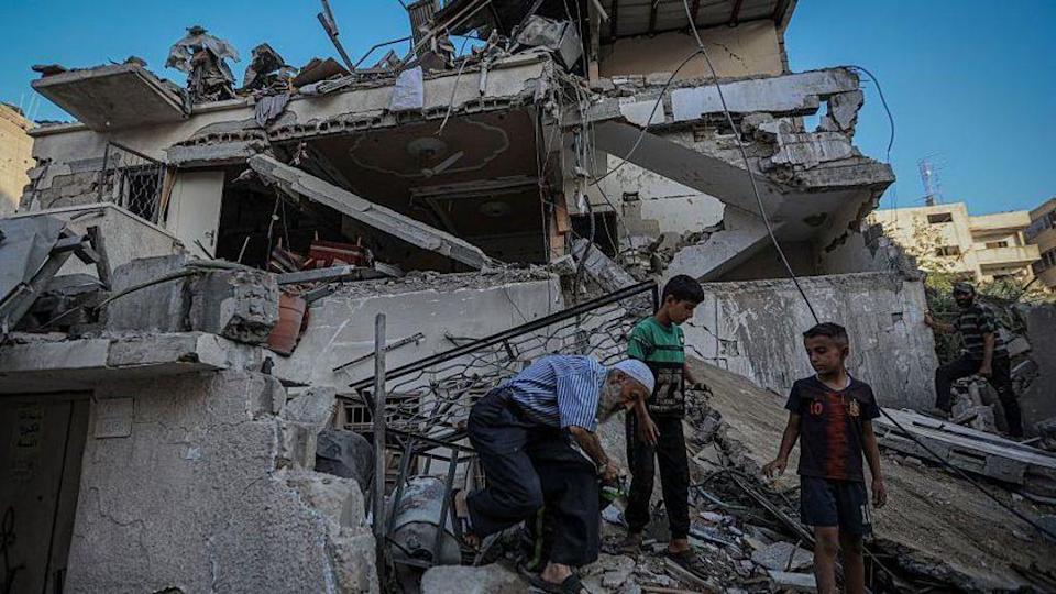 Cientos de palestinos huyen tras el comienzo de la ofensiva terrestre de Israel contra la ciudad de Gaza