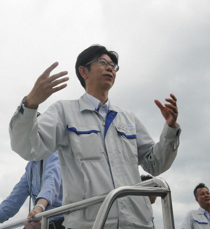 風車の建設工事について説明するひびきウインドエナジーの笠原覚建設所長＝北九州市若松区沖の響灘で2025年8月4日午後2時57分、石田宗久撮影