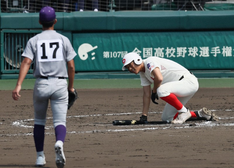【智弁和歌山－花巻東】九回表智弁和歌山2死満塁、チャンスに三振となり悔しがる奥。左は投手・万谷＝阪神甲子園球場で2025年8月8日、玉城達郎撮影