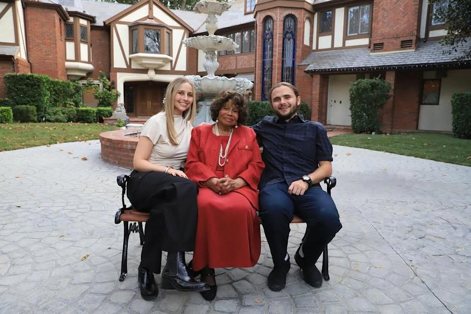 Prince Jackson junto a su prometida, Molly, y su abuela Katherine, la madre de Michael Jackson