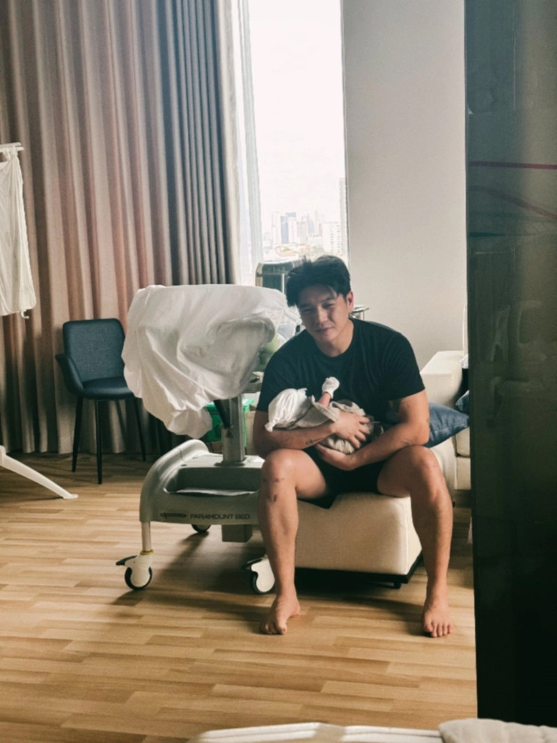 Ngô Thanh Vân khoe ông xã 'đầu bù tóc rối', Lam Trường và 2 con giống hệt nhau