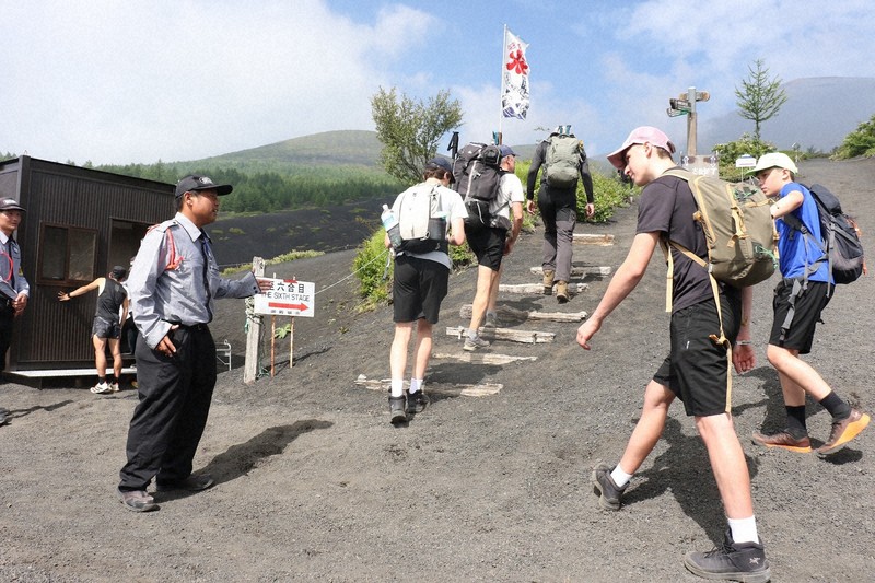 登山道とハイキングコースの分かれ道で登山者たちをチェックする警備員=静岡県御殿場市の富士山御殿場ルート新5合目で2025年7月10日午前8時53分、野田樹撮影