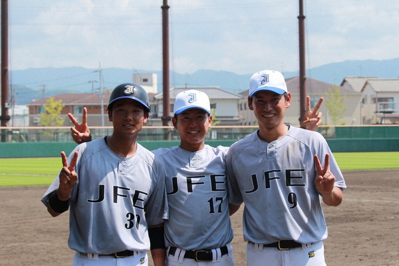 JFE西日本が昨季から暑さ対策として夏季に着用している白い帽子(右の2選手が着用)=チーム提供