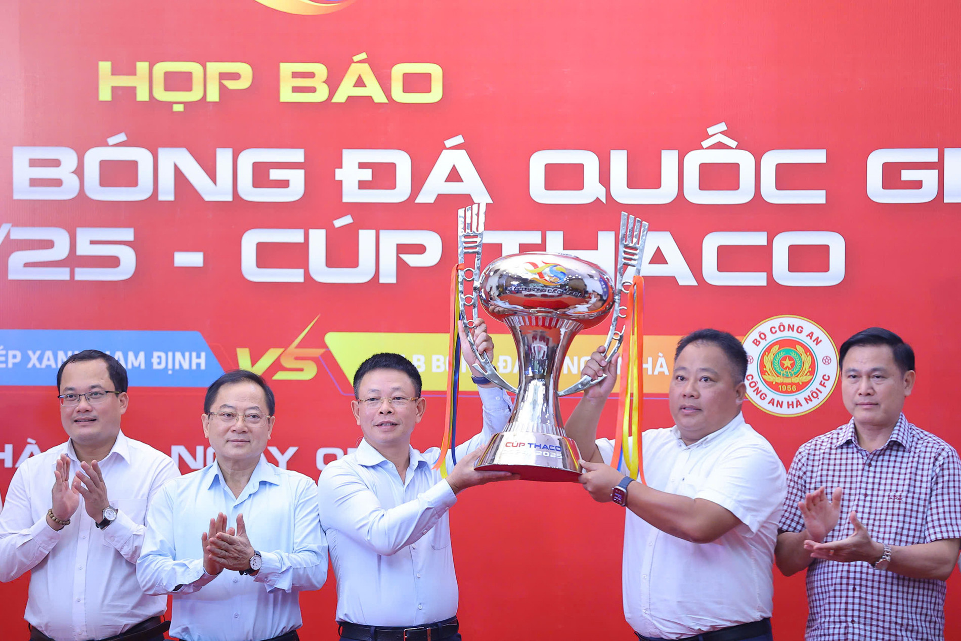 Xuân Son lỡ lượt đi V-League, Siêu Cúp Quốc gia nóng rực
