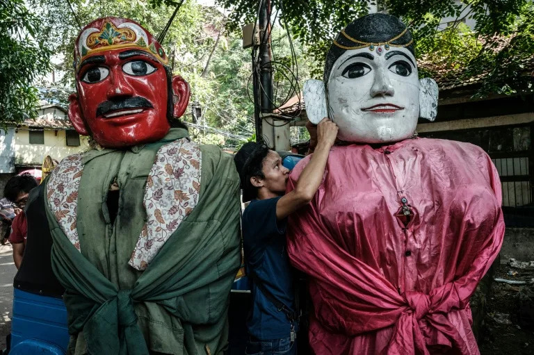 Performances featuring giant puppets known as ondel-ondel are a feature of street life in the Indonesian capital (Yasuyoshi CHIBA)
