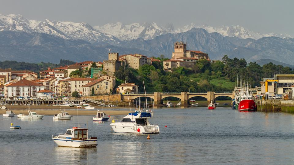 San Vicente de la Barquera, localidad situada en la comunidad autónoma de Cantabria, en el norte de España. Foto: Getty.