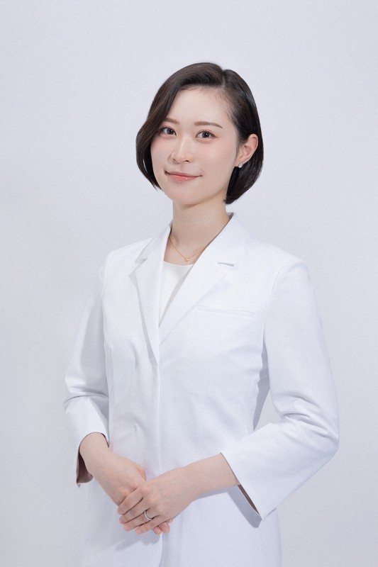 美容外科の診療経験もある美容皮膚科の赤岩優妃医師＝リゼクリニック提供