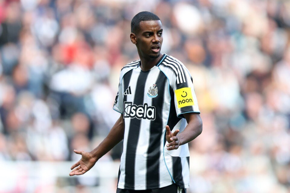 Newcastle hành động 'cứng' dập tắt màn nổi loạn của Isak