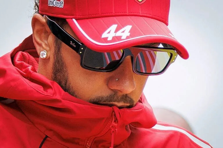 Lewis Hamilton sugirió que Ferrari lo reemplace tras su floja clasificación: “Soy un inútil”