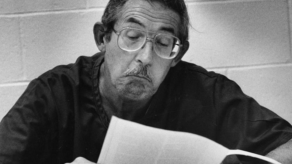 Aldrich Ames en una fotografía en blanco y negro en la que se le ve leyendo un papel.