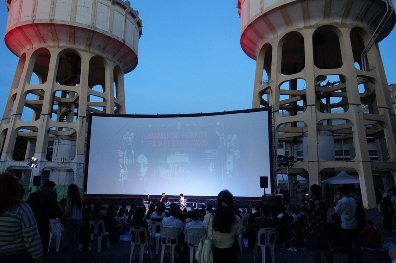 水道局跡地で開かれたホラー映画祭で、トークイベントを楽しむ人々=首都バンコクで2025年7月4日、国本愛撮影