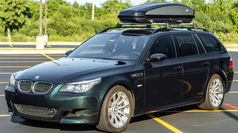 2009 BMW E61 M5 manual build green front three-quarter