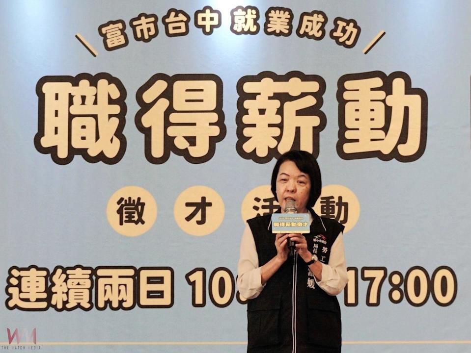 中市府勞工局長為求職者加油打氣。（圖/記者廖妙茜翻攝）