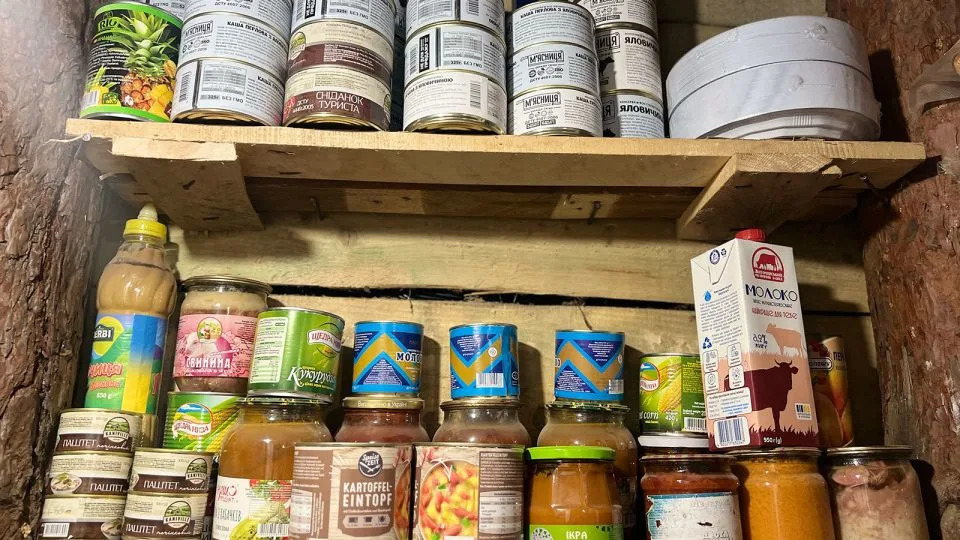Tinned food in trenches. Among the dishes: Cheese soup and pasta with meat stewed in sour cream. - Daria Tarasova-Markina/CNN